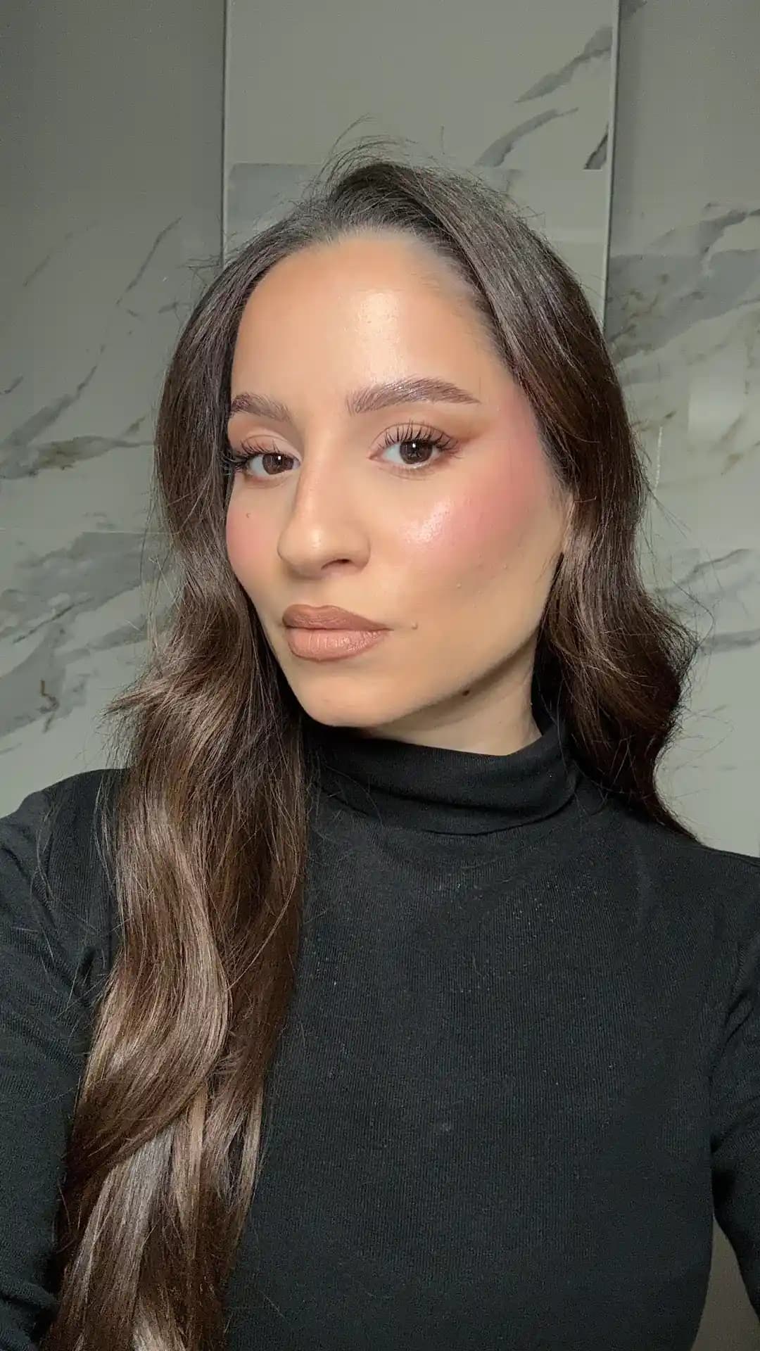 Allık Kullanımında Dozaj ve Yüz Makyajında Dengenin Önemi ve Uygulama Teknikleri