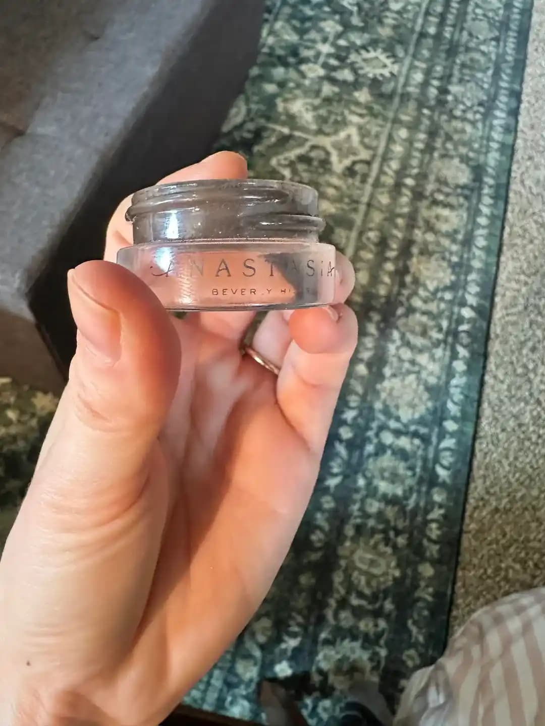 Anastasia Beverly Hills Dip Brow Pomade: Uzun Ömürlü ve Kalıcı Kaş Makyajı Ürünü