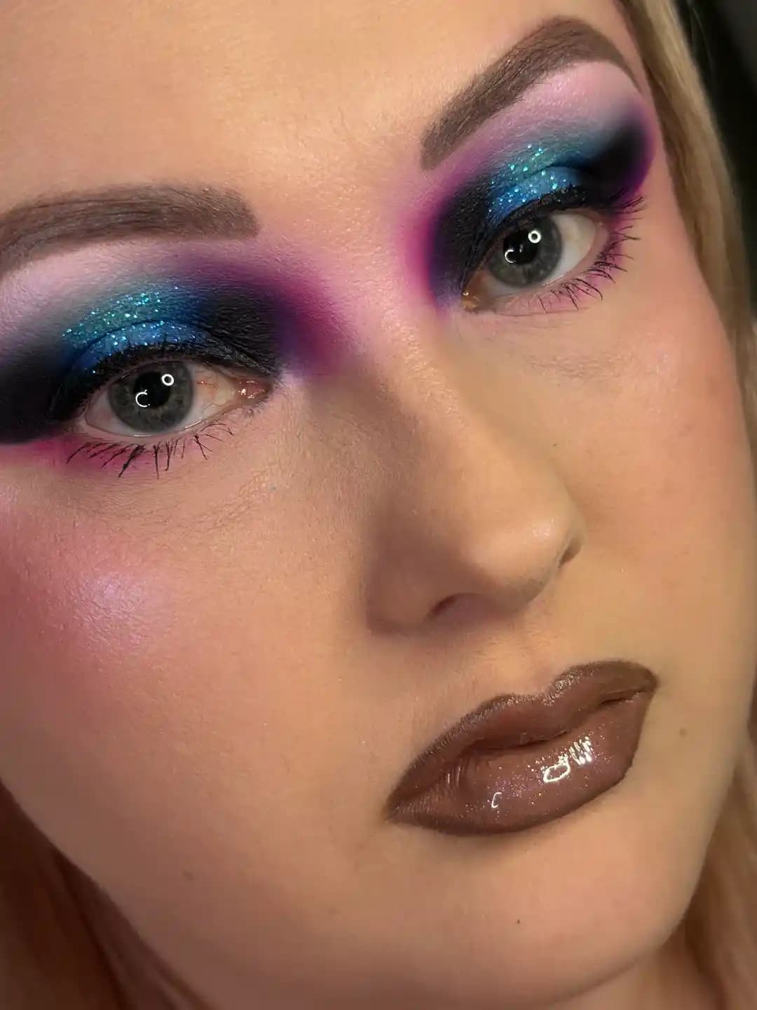 Cosmic Editorial Makyaj: Kozmik Temalı Parlak ve Detaylı Makyaj Teknikleri