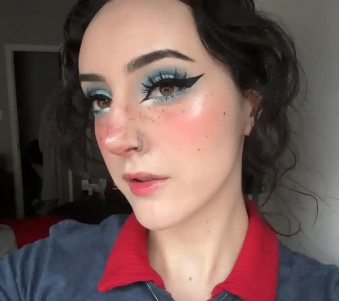 Half Magic Shadow Stick: 12 Saat Kalıcılık Sağlayan Baz Gerektirmeyen Göz Makyaj Ürünü