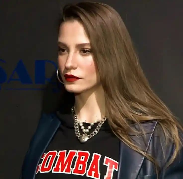 Kısa Saç ve Tırnakların Pratikliği ile Doğal Güzelliğin Yeniden Tanımlanması