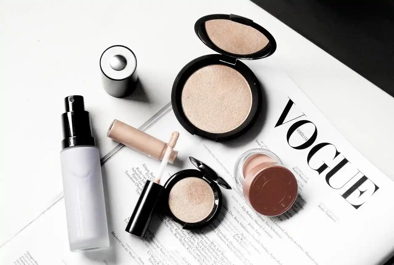 Makyaj Öncesi ve Sonrası: Ürün Seçimi, Uygulama Teknikleri ve Topluluk Geri Bildirimleri