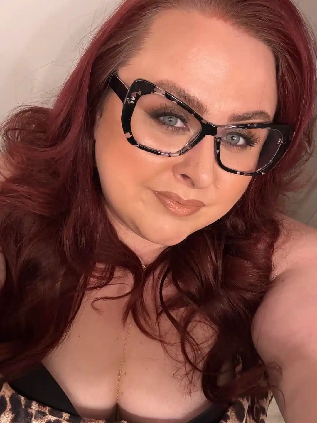 Makyajda Yüzü Canlandırma ve Gözlüklerle Uyum Sağlama Teknikleri ve Ürünleri