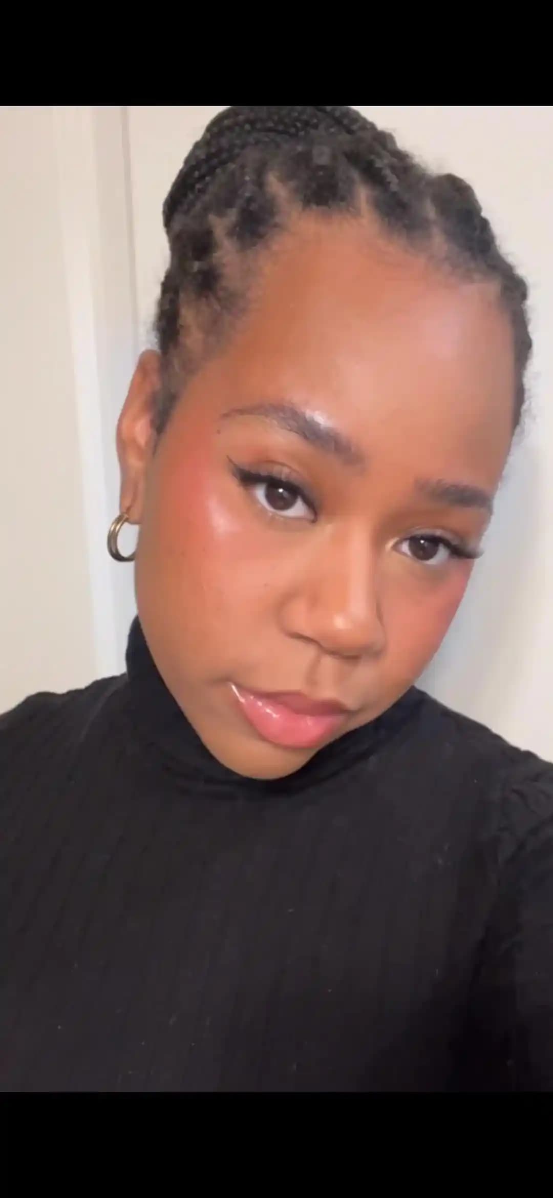 Pembe Tonlarda Soft Glam Makyaj: Ürünler, Teknikler ve Sabitleyici Seçimi