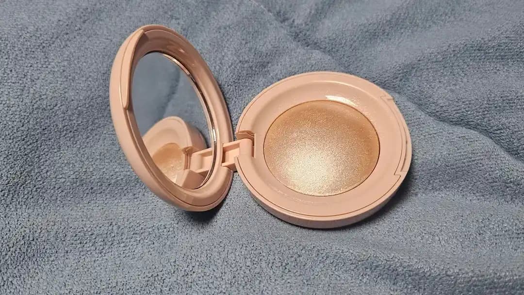 Rare Beauty Silky Touch Highlighter İncelemesi: Doğal Parlaklık ve Kullanıcı Deneyimleri