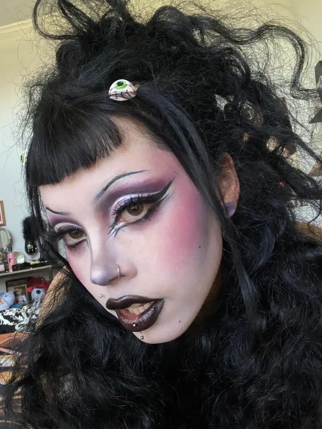 TradGoth Makyaj Stili: Beyaz Baz ve Kontrastın Estetik Rolü ve Uygulama Teknikleri