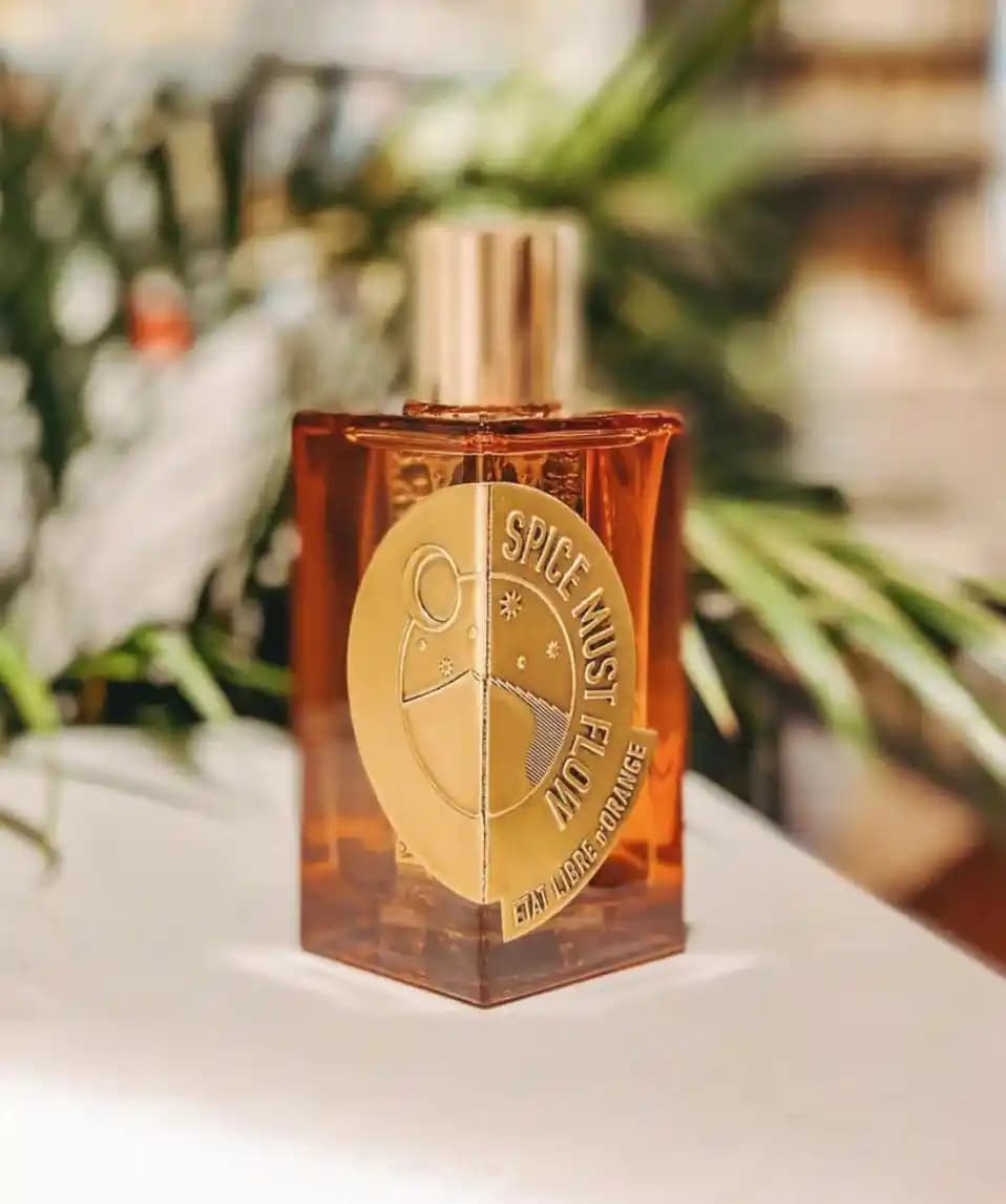 État Libre d’Orange Spices Must Flow: Baharatlı ve Odunsu Koku Profili İncelemesi