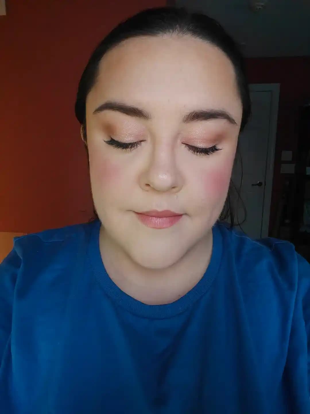 Gelin Makyajında Allık Kullanımı: Renk Seçimi ve Doğru Uygulama Teknikleri