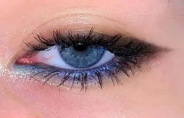 Gözlükle Mavi Far Kullanımı ve Göz Makyajı Teknikleriyle Uyumlu Görünüm Sağlama