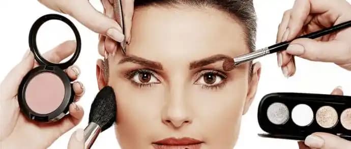 İlk Makyaj Deneyimi İçin Temel Ürünler ve Uygulama Teknikleri Rehberi