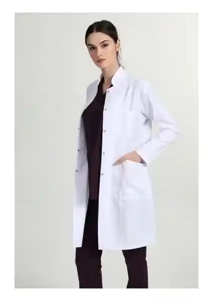 Başak Kadın Uzun Hakim Yaka Önlüğü: Sağlık ve Eğitim Profesyonelleri İçin Şık ve Dayanıklı Giyim Seçeneği