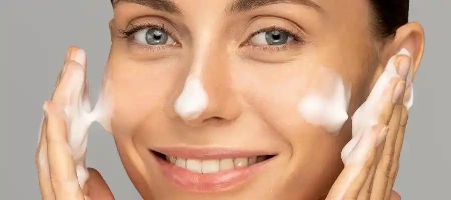 3 Aşamalı Cilt Temizliği Rehberi: Sağlıklı ve Parlak Cilt İçin Adımlar