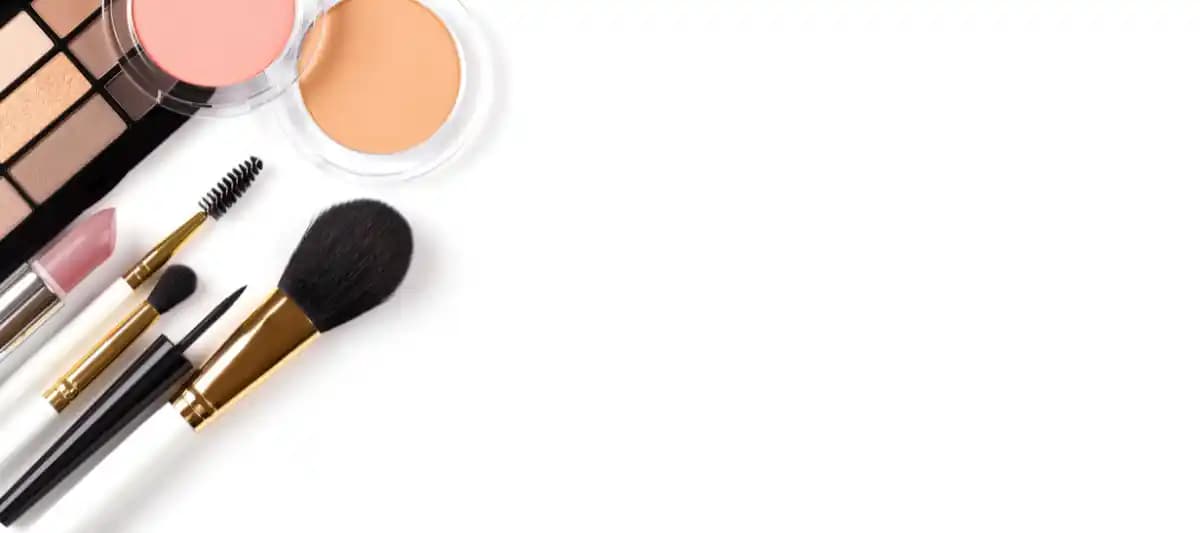 Makyaj Malzemeleri ve Trendleri: Doğru Ürün Seçimi ve Kullanım İpuçları