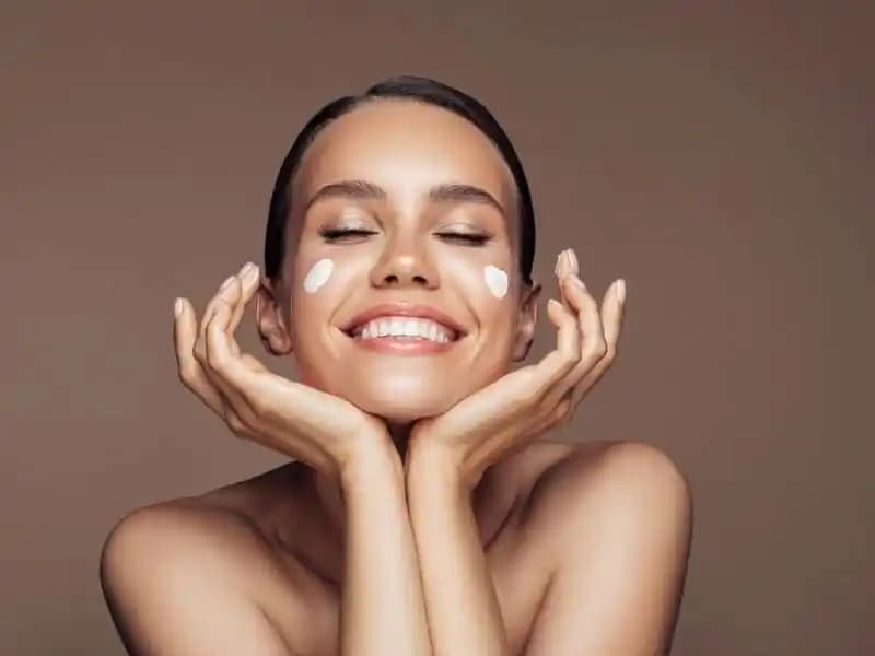 20'li Yaşlarda Cilt Bakımı: Gençlik ve Sağlığın Temel İpuçları ve Uygulamaları