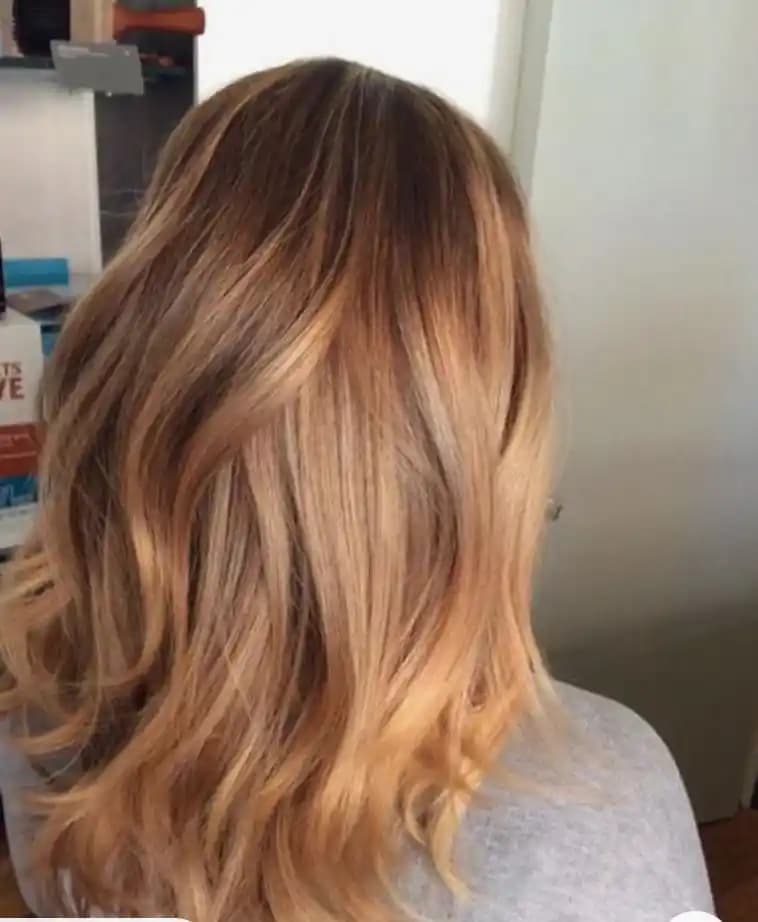 Açık Bal Köpüğü Saç Rengi: Doğallık ve Şıklığın Modern Yansıması