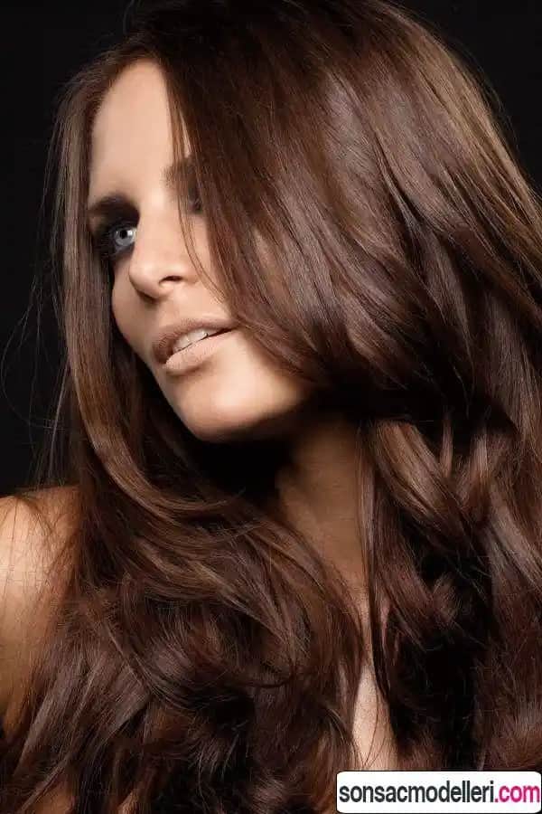 Açık Kahve ve Bakır Saç Renkleri: Doğal Güzelliğin Sıcak Dokunuşu ve Bakım İpuçları