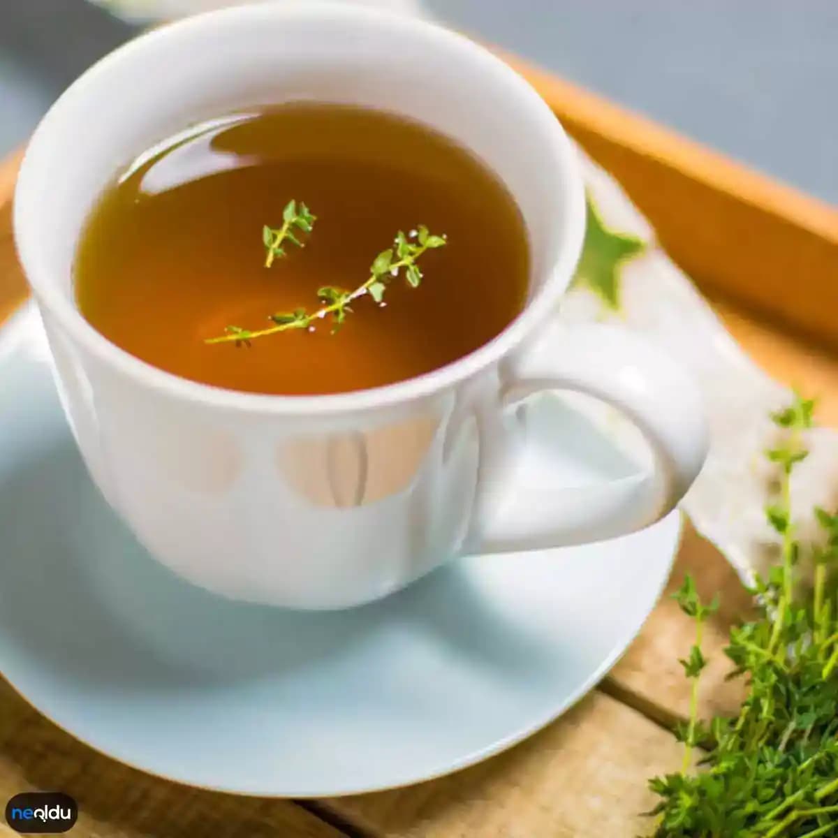 Adet Söktürücü Çaylar: Doğal mı Yoksa Riskli mi Bir Seçenek