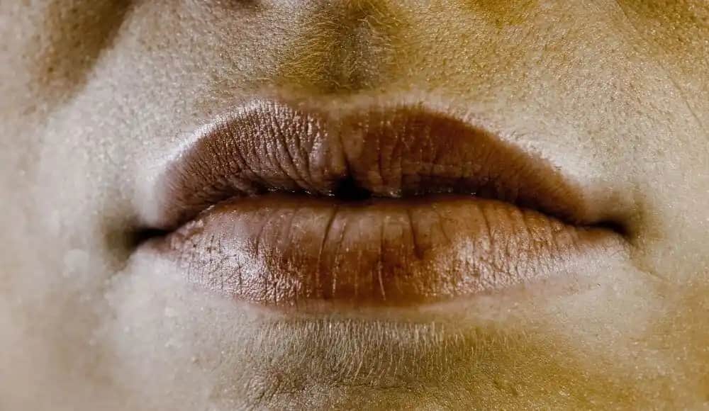 Ağız Kenarlarında Kararma Nedenleri ve Etkili Kozmetik Çözümler Rehberi