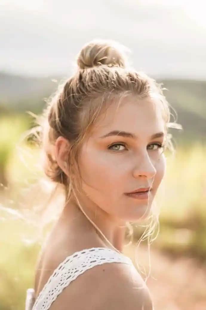 Alında Kum Tanesi Gibi Sivilcelerin Nedenleri ve Etkili Çözüm Yolları