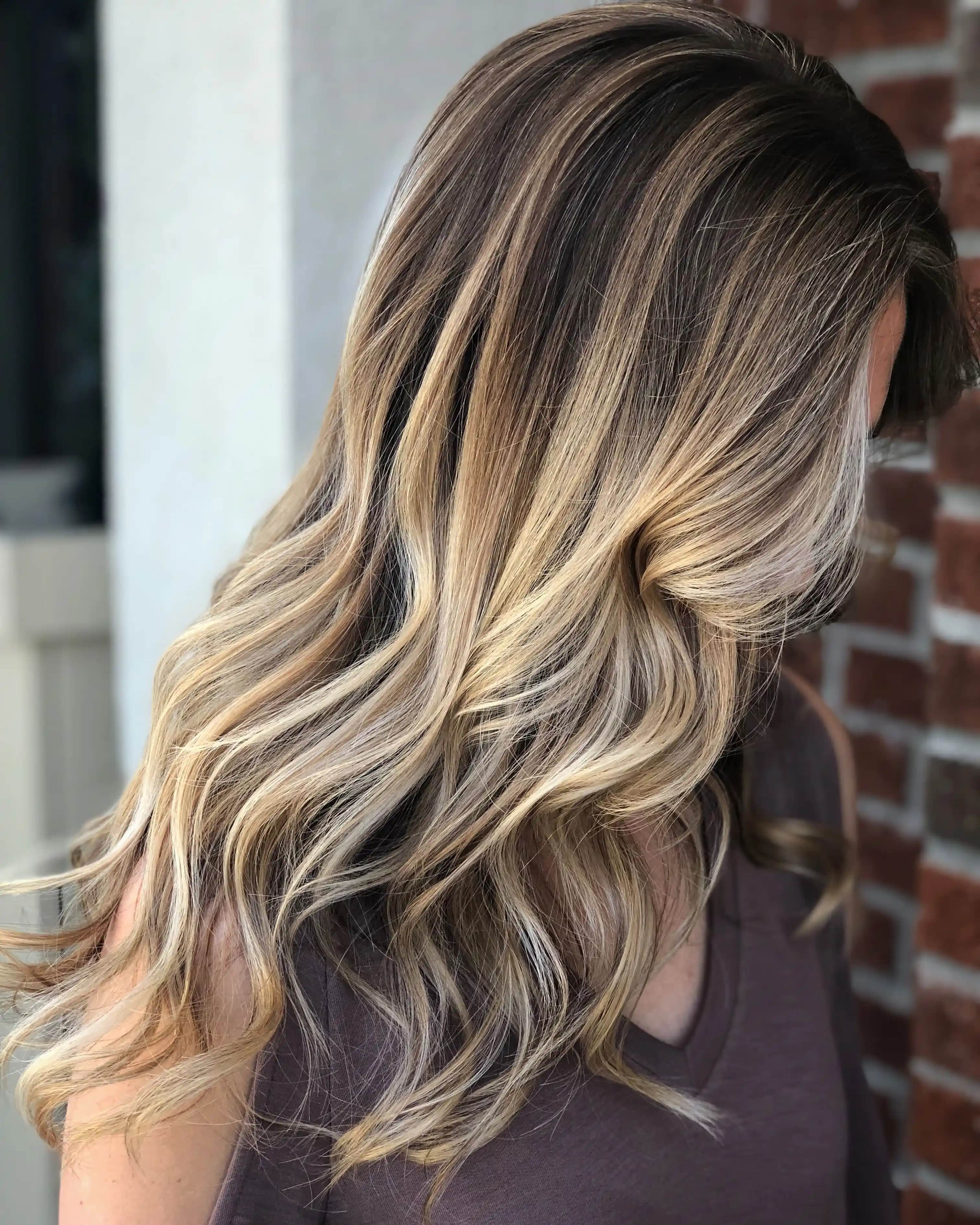 Baby Lights Saç Uygulaması: Doğal ve Hafif Renk Geçişleri ile Modern Saç Stili