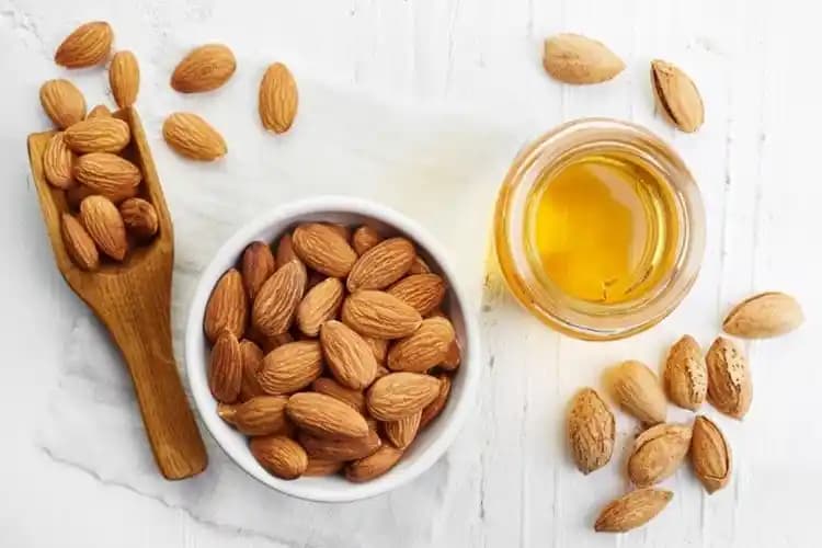 Badem Yağı Yüze Sürülür Mü Doğal Cilt Bakımında Badem Yağının Yeri ve Kullanımı