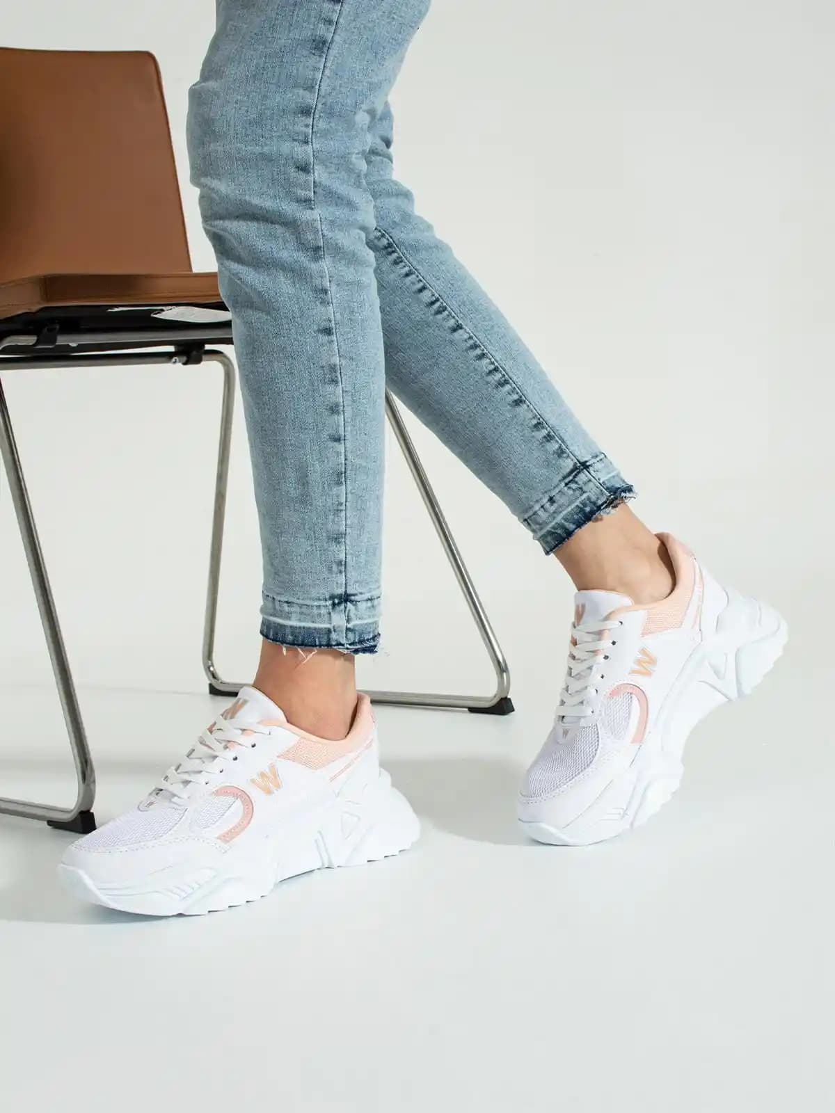 Beyaz Pudra Nedir ve Kozmetikte Doğal Güzelliğin Simgesi Olarak Kullanımı