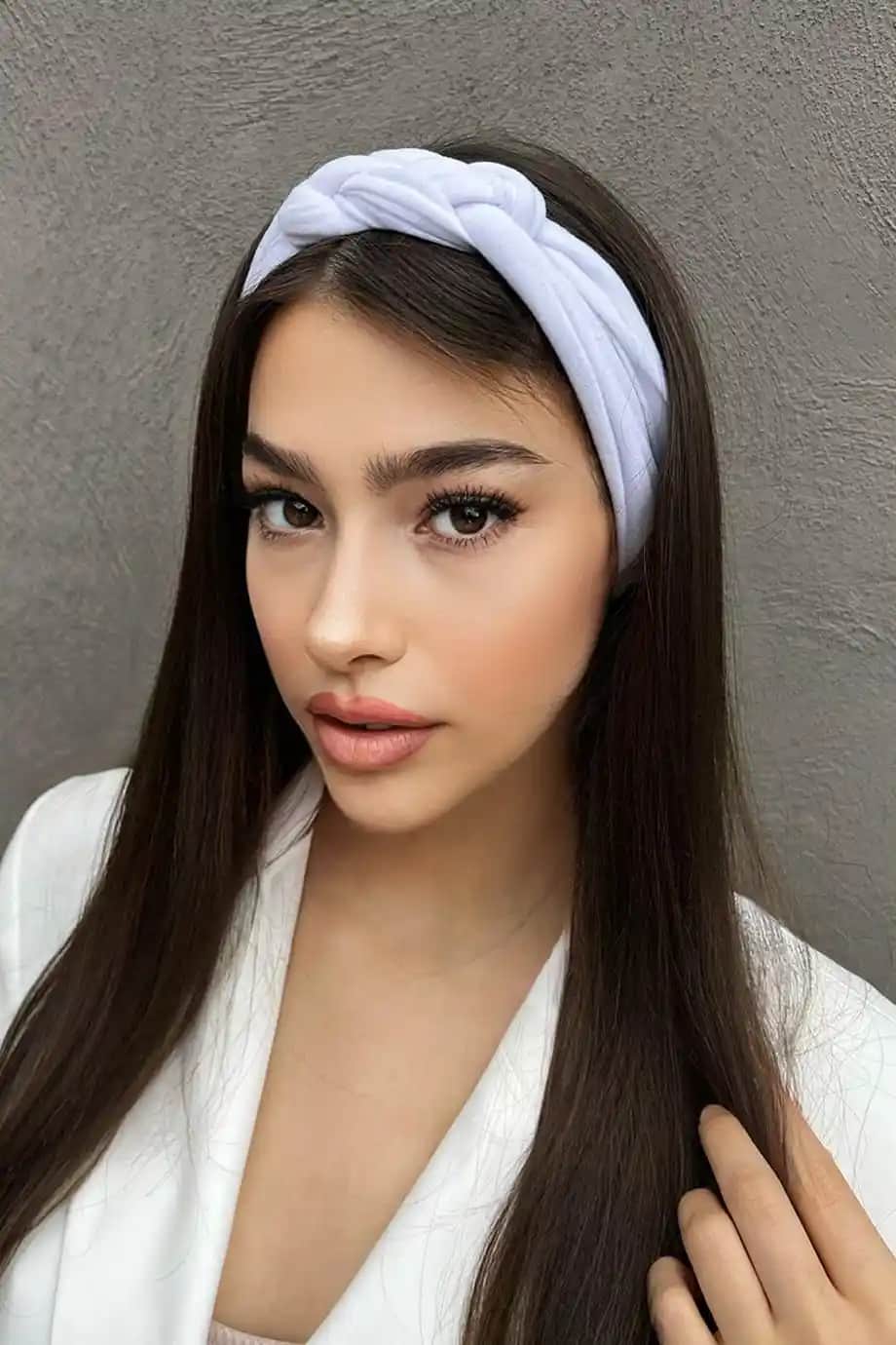 Beyaz Saç Bandı Modası ve Stil İpuçları: Günlük ve Özel Kullanım Rehberi