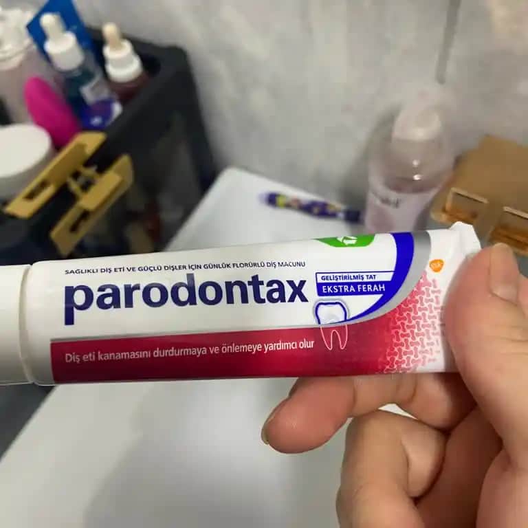 Buruna Diş Macunu Sürmek: Estetik ve Sağlık Üzerindeki Riskler ve Güvenli Alternatifler