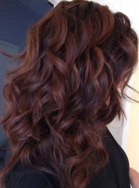 Çikolata ve Karamel Saç Renkleri: Doğal ve Zarif Görünüm İçin En İyi Seçenekler