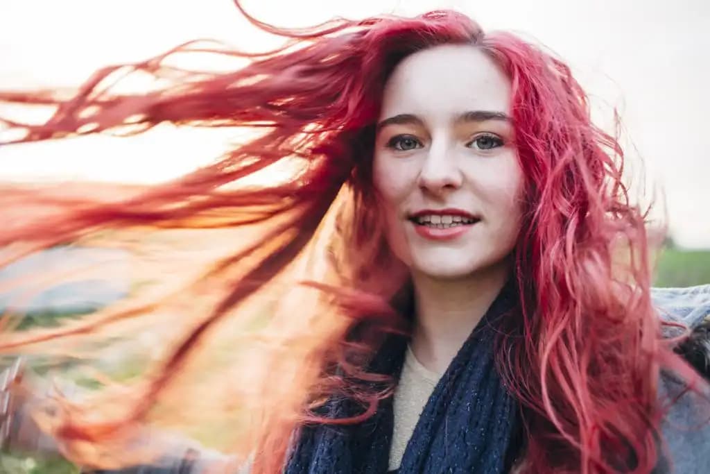 Çilek Kırmızısı Saç Rengi: Doğallık ve Enerjiyi Yansıtan Modern Seçenek