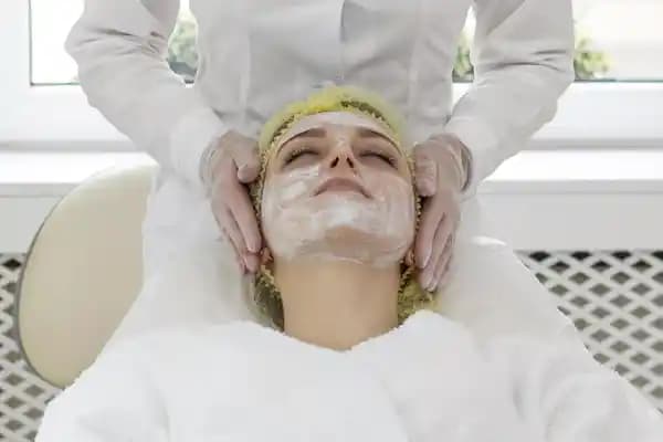 Cilt Bakım İşlemleri ve Sağlıklı Cilt İçin Uygun Yöntemler Rehberi