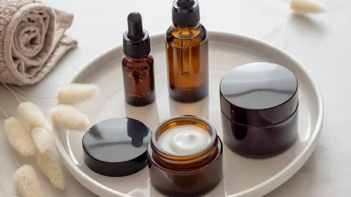 Cilt Bakımında Asit Kullanımı: Doğru Seçim ve Güvenli Uygulama İpuçları