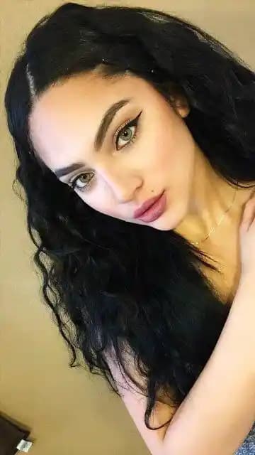 Doğal Duran Siyah Saç Boyası Seçenekleri ve Saç Sağlığını Koruma Yöntemleri