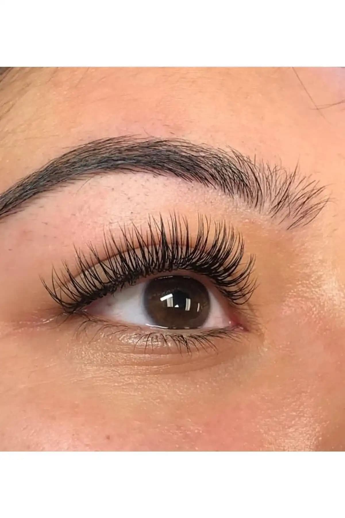 Doğal İpek Kirpikler: Gözlerinize Zarif ve Doğal Bir Dokunuş Sağlayan Uygulama