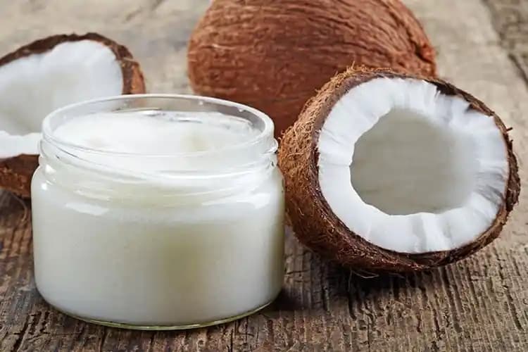 Dövme Bakımında Hindistan Cevizi Yağının Kullanımı ve Doğal Alternatifler