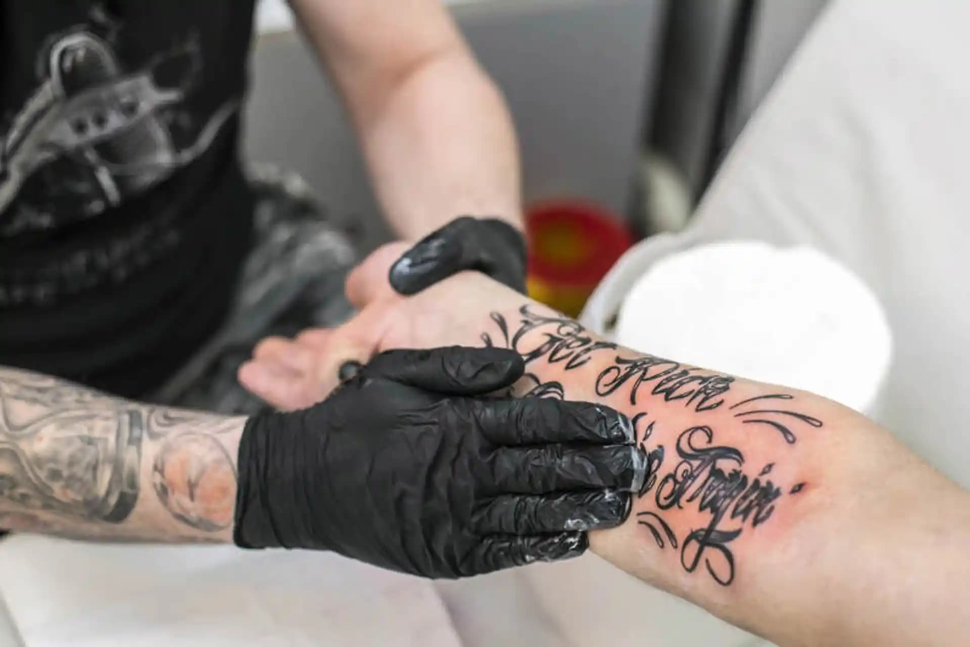 Dövme Sonrası Bakım Rehberi: Kalıcı ve Sağlıklı Dövme İçin En İyi Uygulamalar