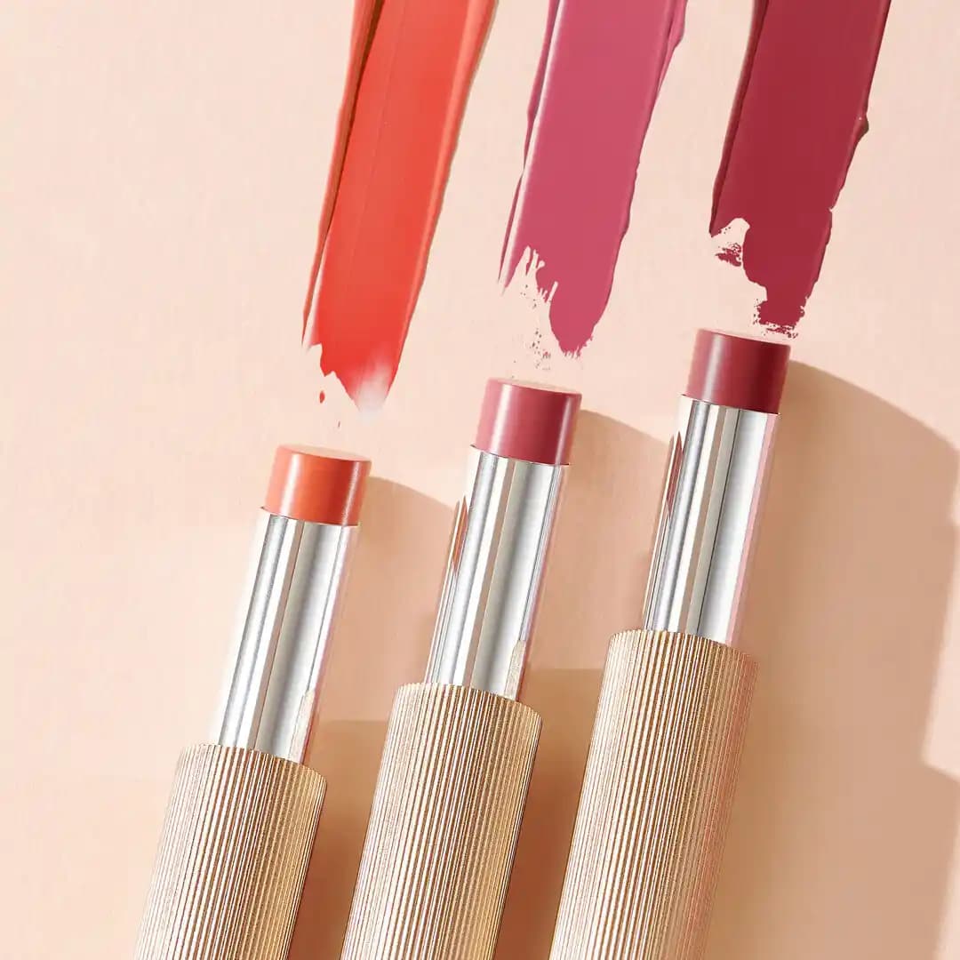 Dudak Bakımında Devrim Yaratan Lip Balm Ürünleri: Güzellik ve Konforun Zirvesi