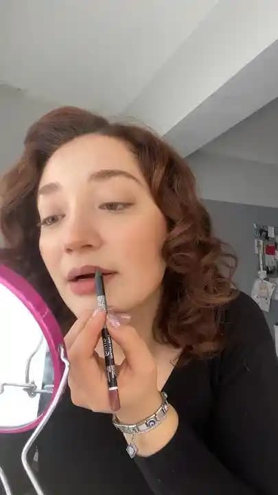 Emily Ruj: Yenilikçi Kozmetik Ürünleri ve Moda Dünyasında Sektöre Etkisi