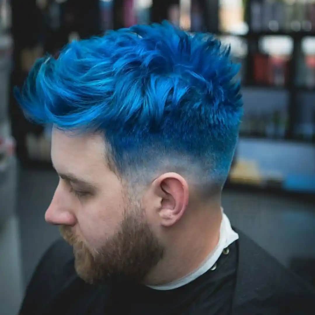 Erkekler İçin Mavi Saç Trendinin Moda ve Kendini İfade Etmedeki Önemi