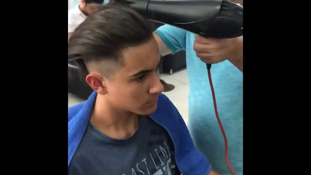 Erkeklerde Saçların Islak Gibi Görünmesinin Nedenleri ve Etkili Çözüm Yolları