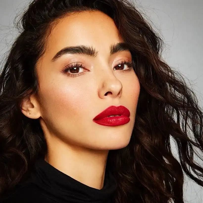 Esmer Tenler İçin Uygun Makyaj Rehberi ve Renk Seçenekleri