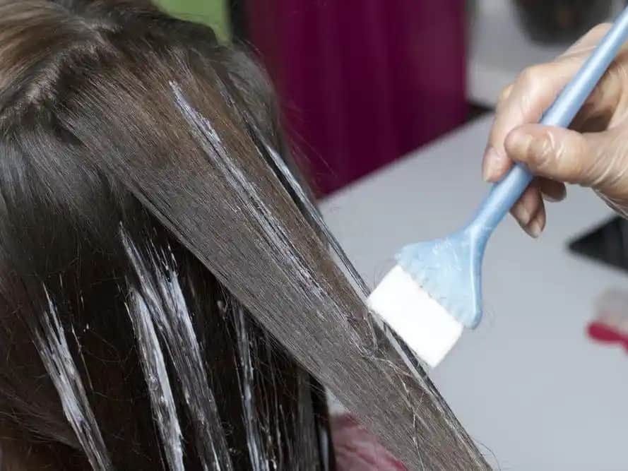 Evde Güvenli ve Etkili Saç Rengini Açma Yöntemleri Rehberi