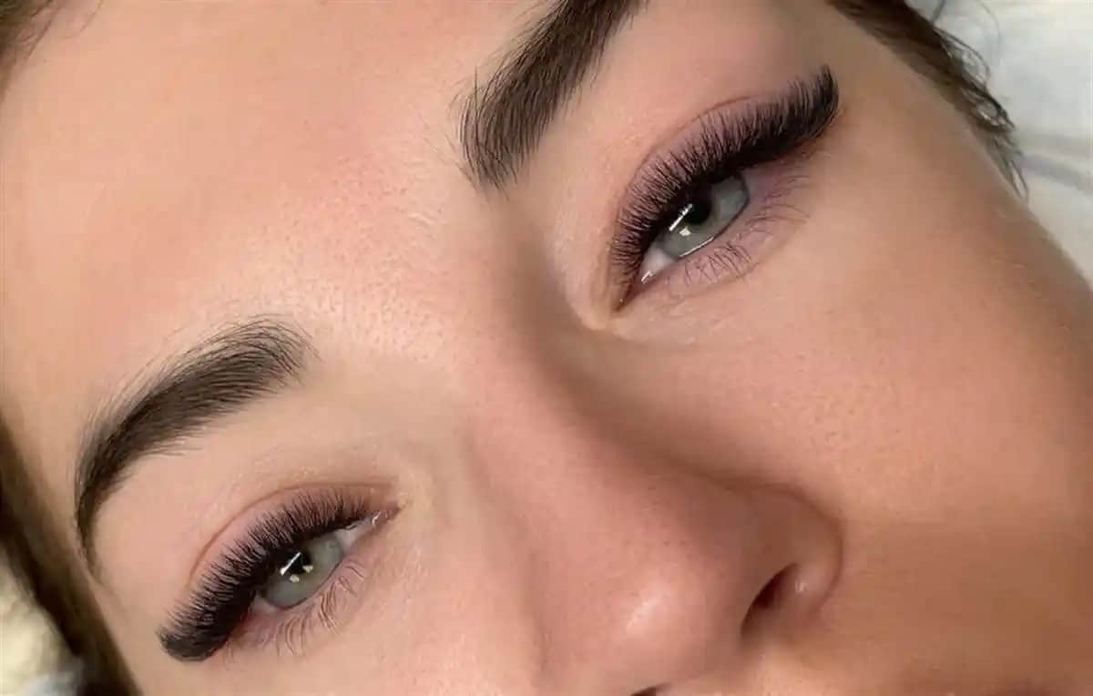 Evde İpek Kirpik Çıkarma Rehberi: Güvenli ve Etkili Yöntemler ile Gözlerinizi Koruyun