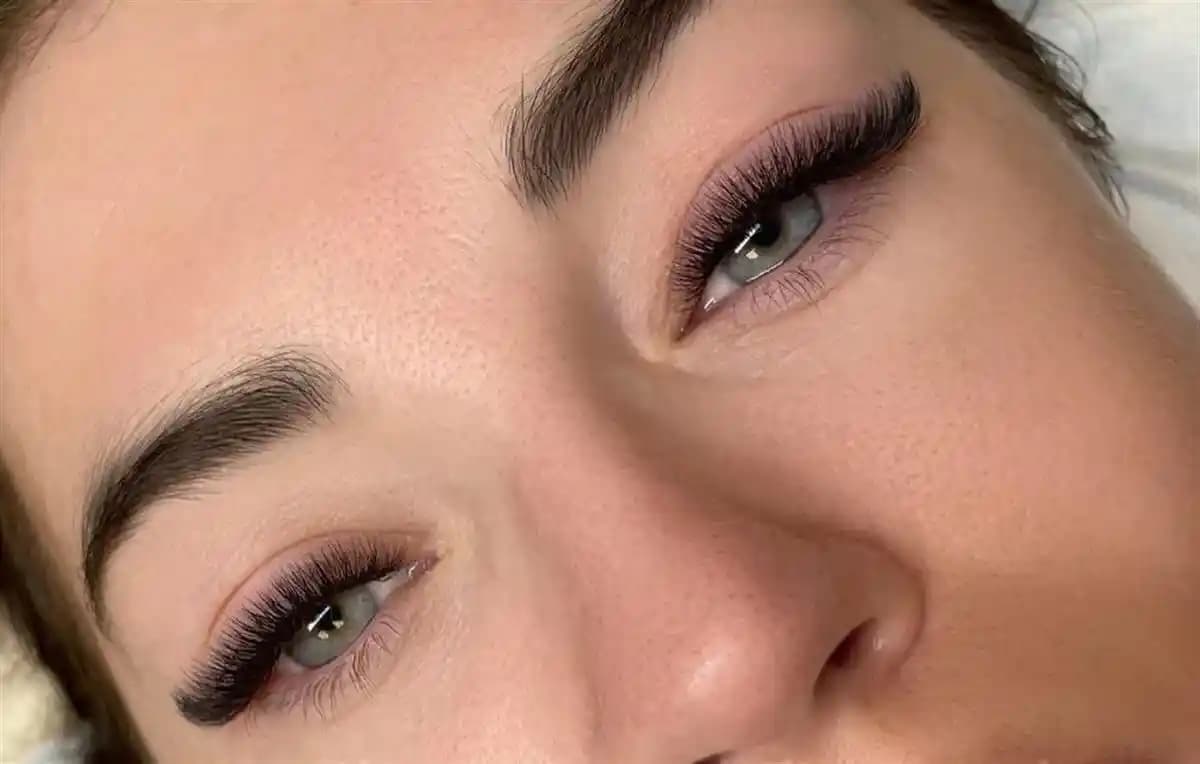 Evde İpek Kirpik Çıkarma Rehberi: Güvenli ve Etkili Yöntemler ile Gözlerinizi Koruyun