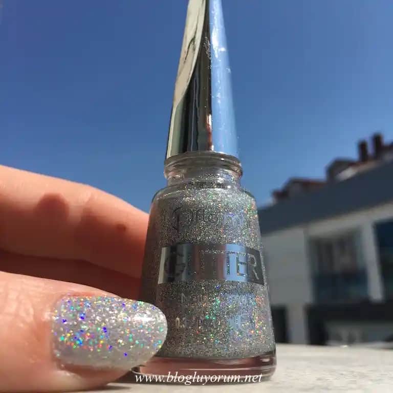 Flormar Holografik Oje ile Parıltılı ve Çekici Tırnaklar Yaratmanın Yolları