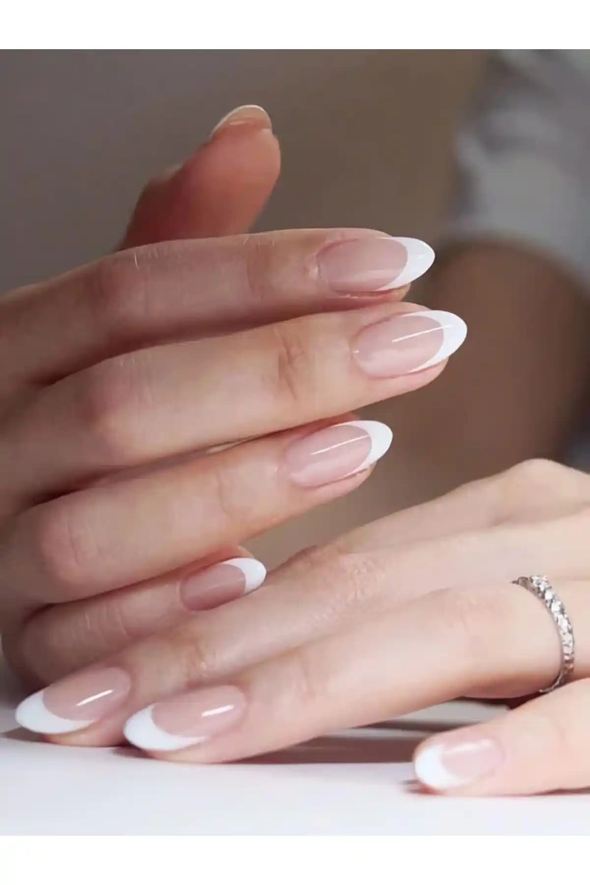 Fransız Badem Tırnakları: Doğal Görünüm ve Şıklığın Uyumlu Birleşimi