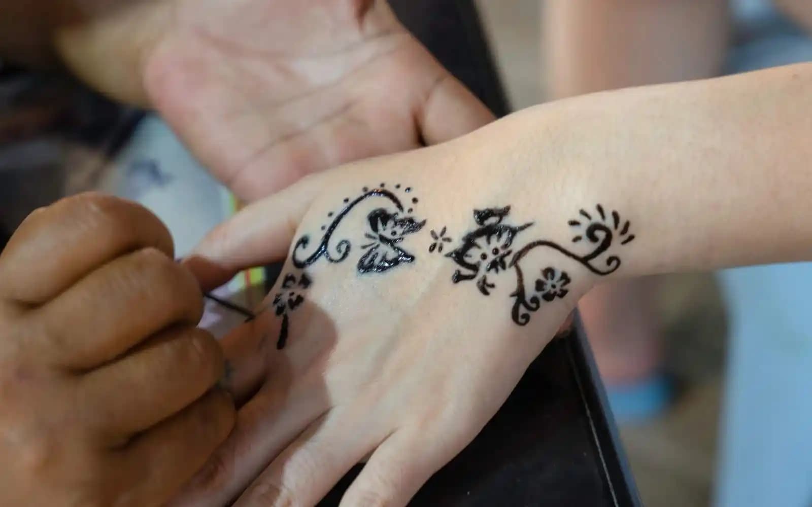 Geçici Dövme Ne Kadar Süre Kalır ve Dayanıklılığını Artıran İpuçları