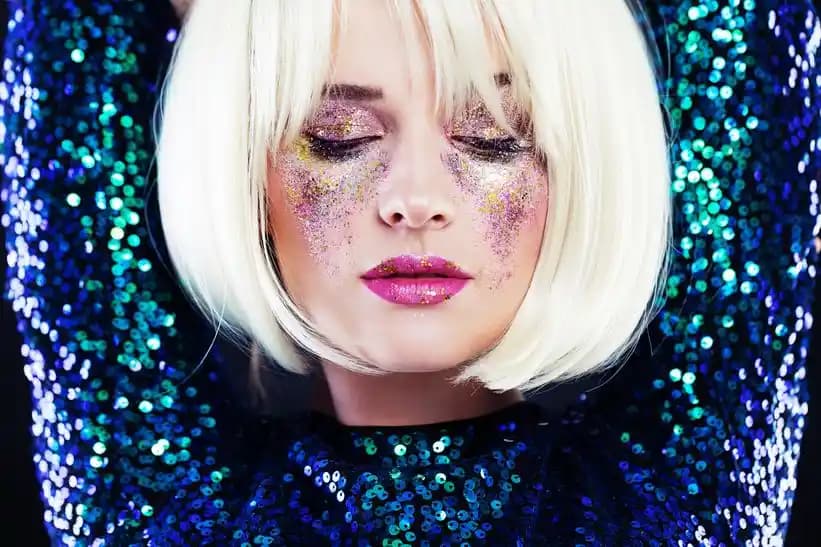 Glitterli Göz Makyajı Trendleri ve Uygulama Teknikleri Hakkında Detaylı Bilgi