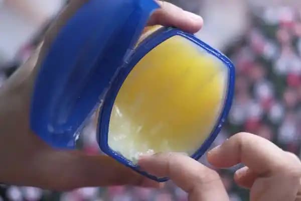 Göğüs Ucu Deri Soyulmasının Nedenleri ve Etkili Bakım Yöntemleri