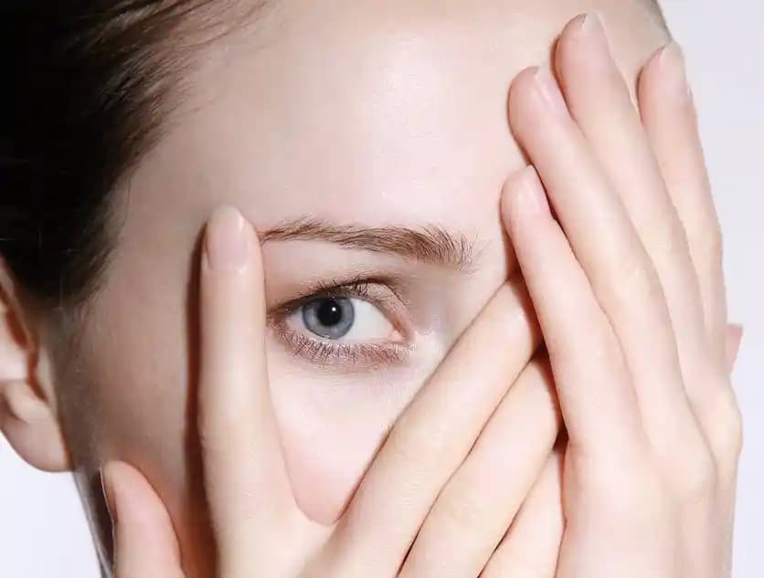Göz Alerjisi Nedenleri ve Kozmetik Çözümlerle Rahatlama Yöntemleri